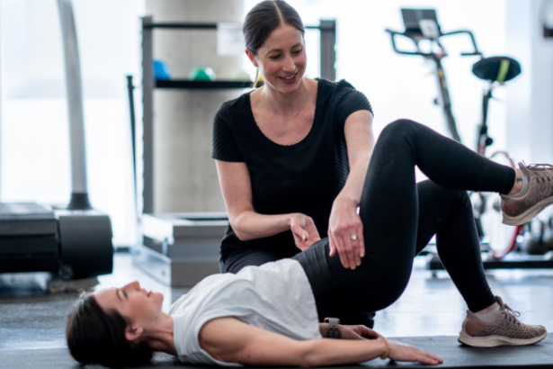 Lawrence Aseba Tipo explica quais exercícios fortalecem o assoalho pélvico e ajudam no controle da bexiga de forma eficaz.