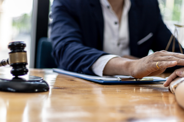 Crimes contra a honra sem mistério: Bruno Garcia Redondo explica as diferenças entre difamação, calúnia e injúria.