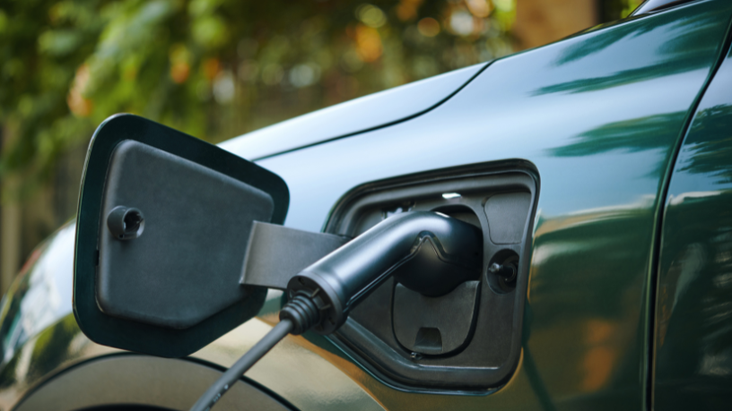 Com Teciomar Ábila, entenda como a revolução dos veículos elétricos está transformando o futuro do transporte urbano.