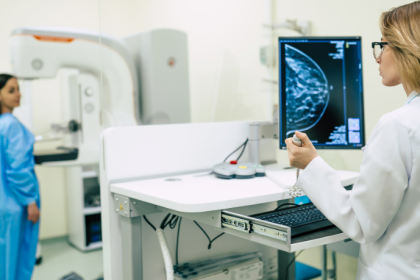 Vinicius Tadeu Sattin Rodrigues explica por que a mamografia em mulheres assintomáticas é essencial para o rastreamento e a detecção precoce do câncer de mama.