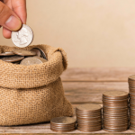 Tesouro Direto ou poupança? Saiba em qual deixar o seu dinheiro fica muito mais claro quando Kelsem Ricardo Rios Lima explica risco, rentabilidade e liquidez de forma objetiva.