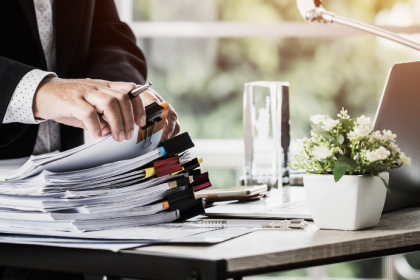 A organização dos documentos para licitações públicas e privadas exige preparo jurídico estratégico, destaca Eduardo Campos Sigiliao.