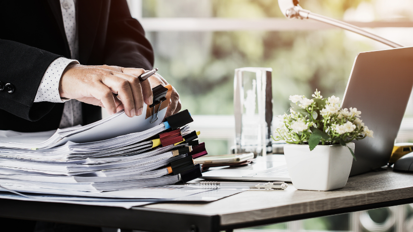 A organização dos documentos para licitações públicas e privadas exige preparo jurídico estratégico, destaca Eduardo Campos Sigiliao.