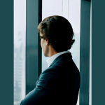 Empreender em tempos de crise exige planejamento e visão estratégica para transformar desafios em oportunidades de crescimento, como analisa Ian dos Anjos Cunha.