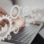 Renato de Castro Longo Furtado Vianna explica como estruturar a precificação em licitações de forma estratégica, protegendo margens, custos indiretos e garantias sem comprometer a competitividade.