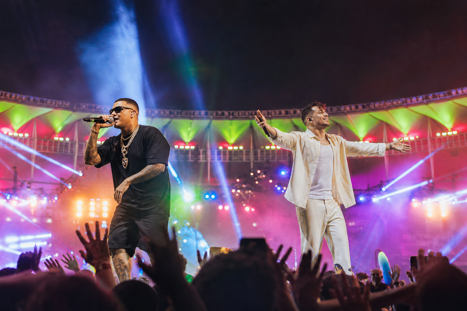 Pedro Sampaio e Ricky Martin dividem o palco em uma representação artística de show musical no Maracanã