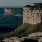 Vista de paredões e formações rochosas no Parque Nacional da Chapada Diamantina, na Bahia.