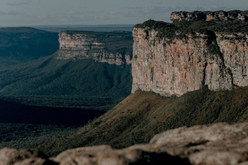 Vista de paredões e formações rochosas no Parque Nacional da Chapada Diamantina, na Bahia.