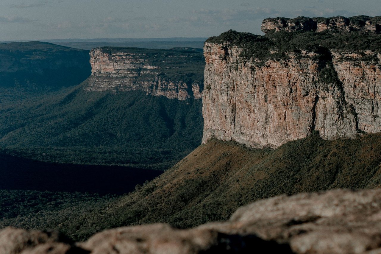 Vista de paredões e formações rochosas no Parque Nacional da Chapada Diamantina, na Bahia.