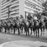 Policiais montados patrulham uma rua de São Paulo.