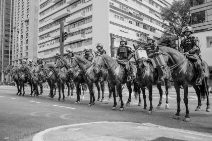 Policiais montados patrulham uma rua de São Paulo.