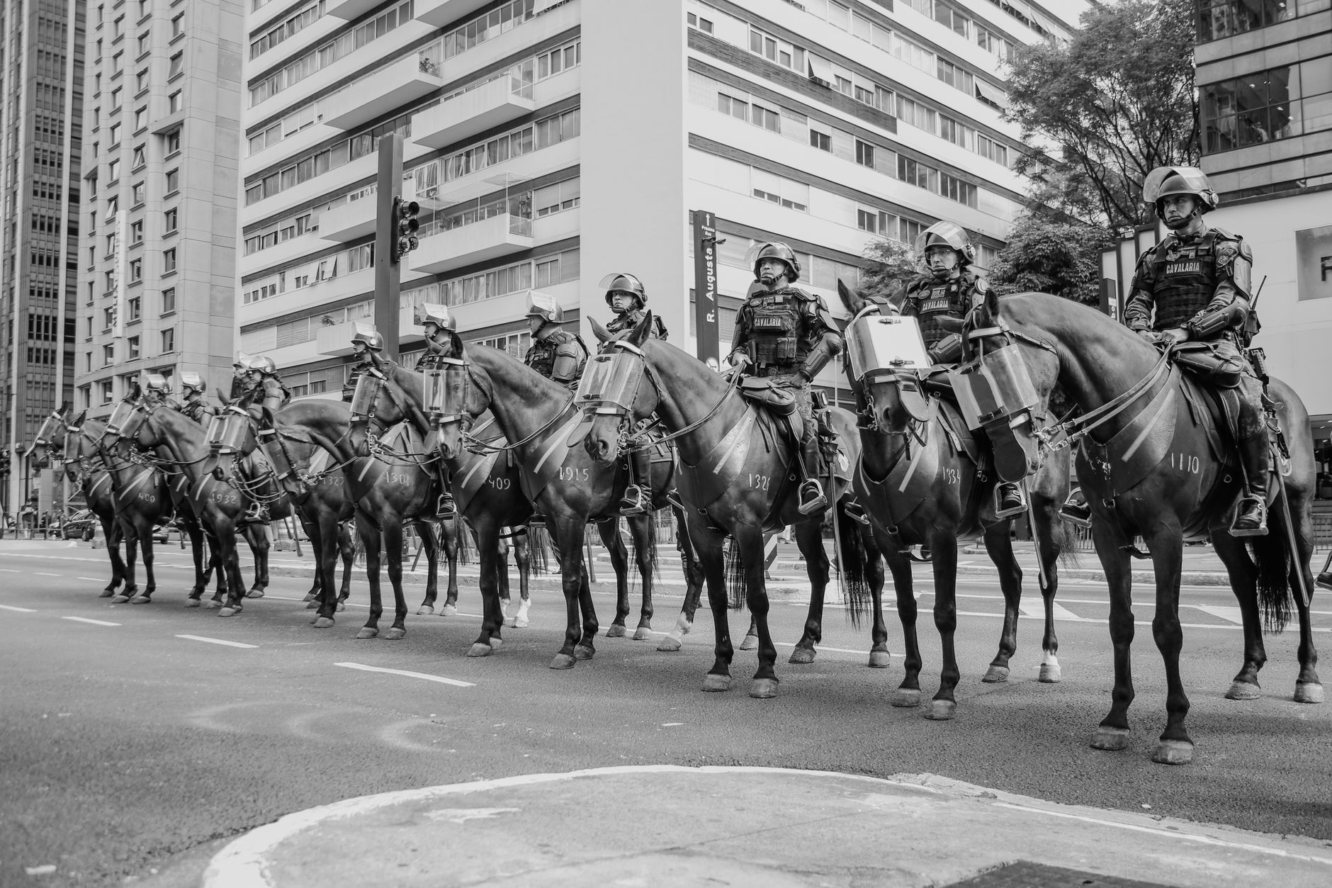 Policiais montados patrulham uma rua de São Paulo.