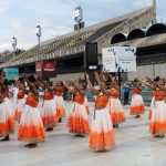 Passistas com fantasias coloridas se apresentam na Marquês de Sapucaí, no Rio de Janeiro.