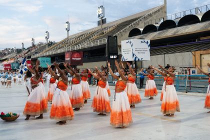 Passistas com fantasias coloridas se apresentam na Marquês de Sapucaí, no Rio de Janeiro.