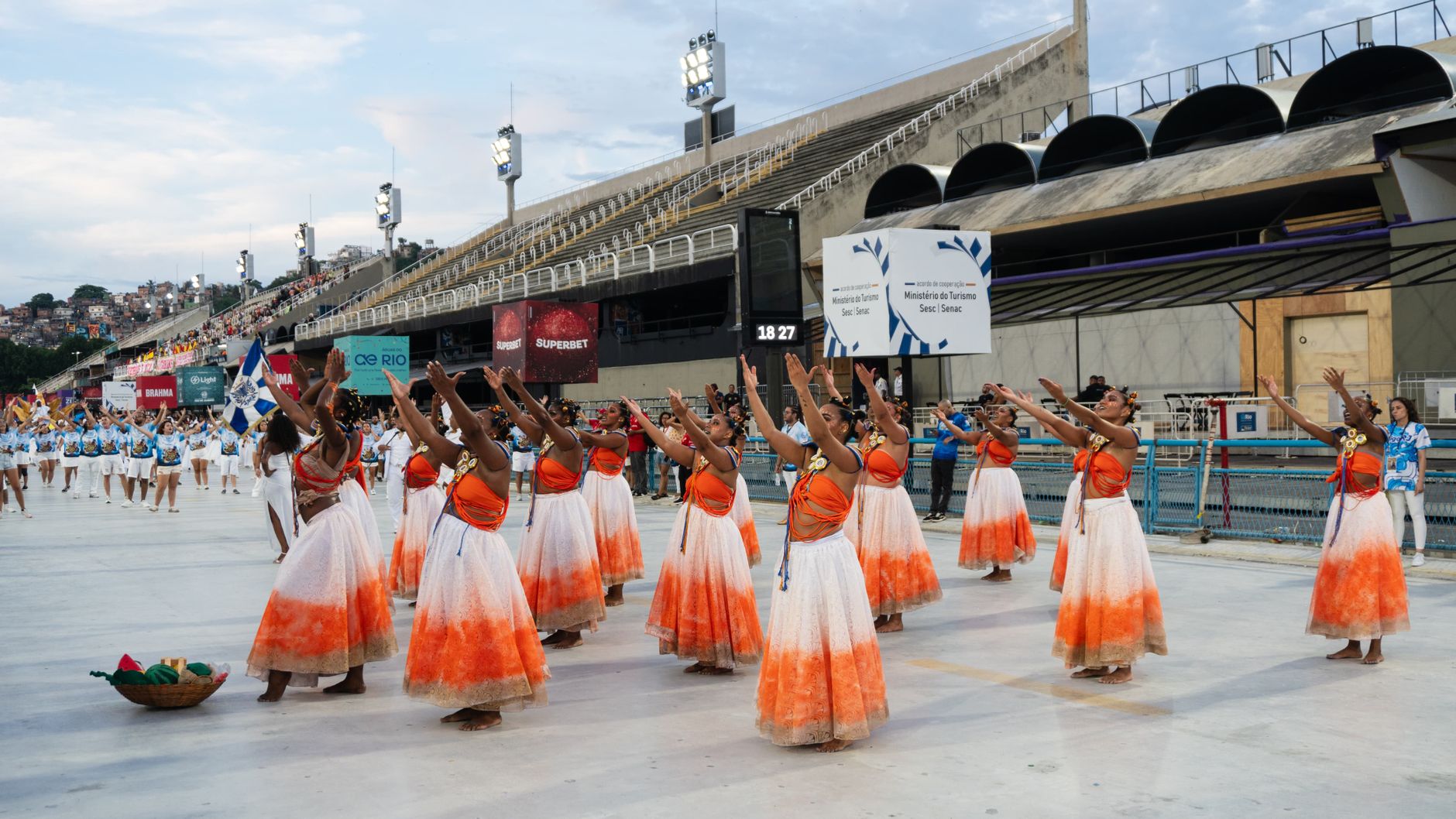 Passistas com fantasias coloridas se apresentam na Marquês de Sapucaí, no Rio de Janeiro.